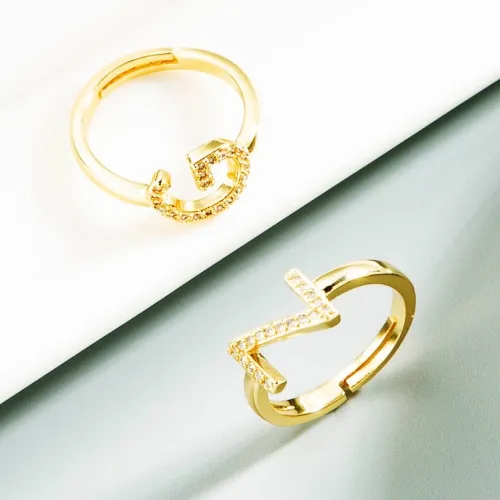 joyería al por mayor 26 anillo de oro laminado del alfabeto inglés