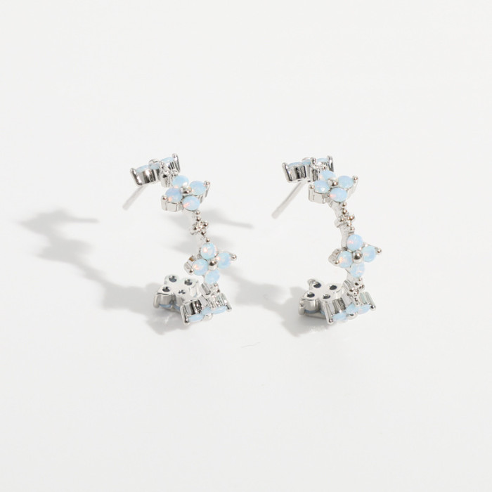 Flores simples con incrustaciones de piedra semipreciosa aretes de oro laminado en forma de C al por mayor