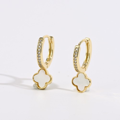 nuevos aretes de latón chapado en oro real de 14k con trébol de cuatro hojas y nácar blanco