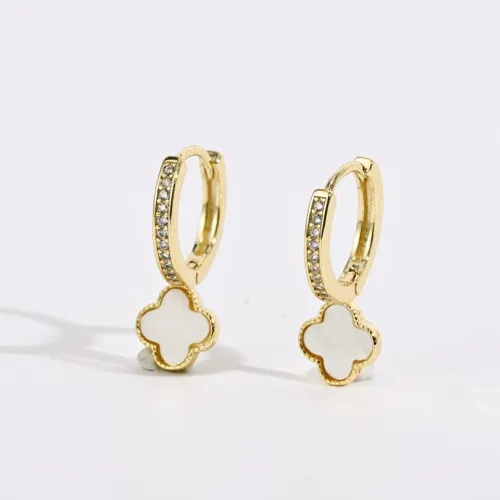 nuevos aretes de latón chapado en oro real de 14k con trébol de cuatro hojas y nácar blanco