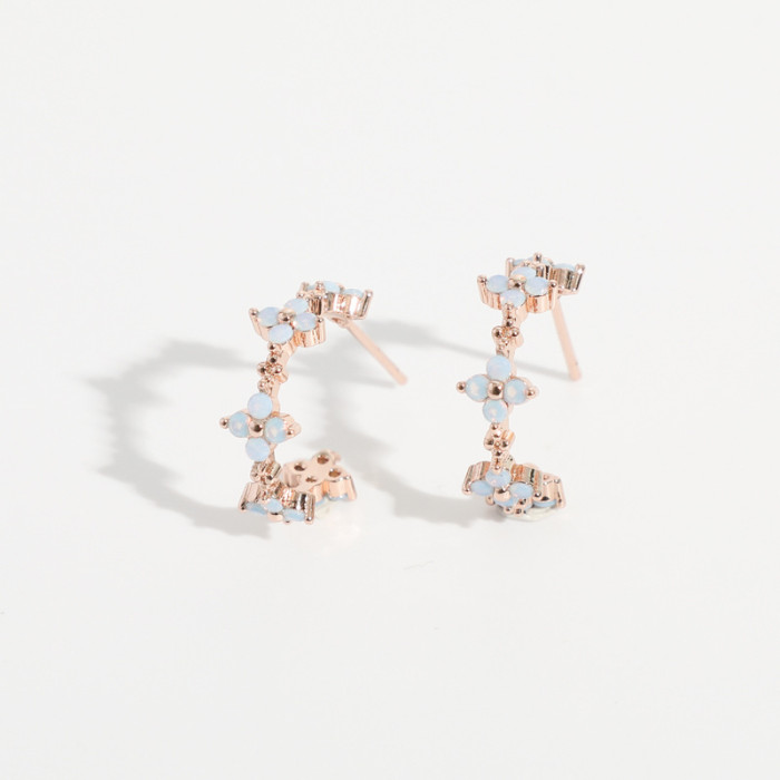 Flores simples con incrustaciones de piedra semipreciosa aretes de oro laminado en forma de C al por mayor