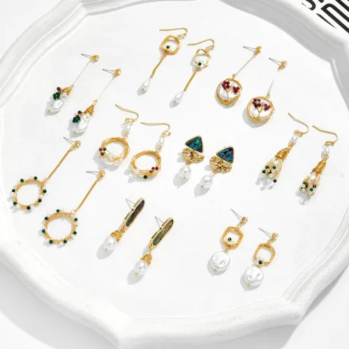 Aretes de perlas de agua dulce de cristal de oro de 14 quilates chapados en oro laminado hechos a mano a la moda