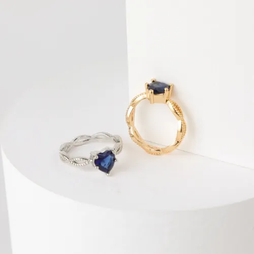 Nuevo anillo de circón con incrustaciones de oro laminado hueco con cruz torcida de piedras preciosas de corazón