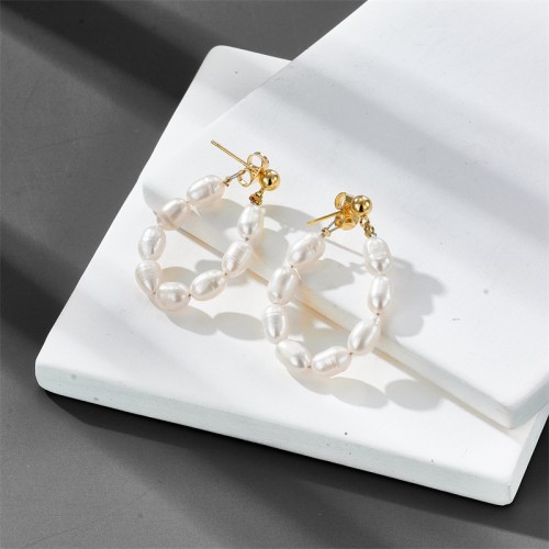 Aretes redondos chapados en oro de 14 quilates de latón barroco con perlas de agua dulce a la moda