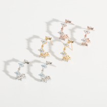 Flores simples con incrustaciones de piedra semipreciosa aretes de oro laminado en forma de C al por mayor