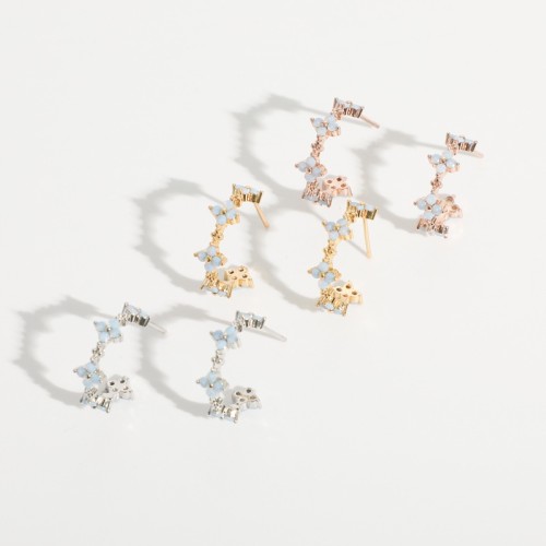Flores simples con incrustaciones de piedra semipreciosa aretes de oro laminado en forma de C al por mayor