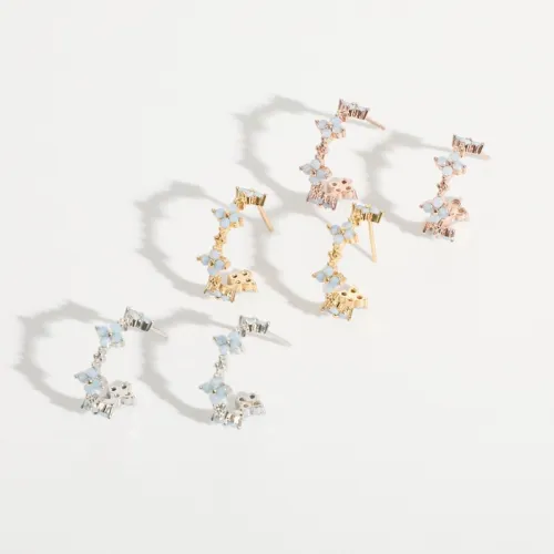 Flores simples con incrustaciones de piedra semipreciosa aretes de oro laminado en forma de C al por mayor