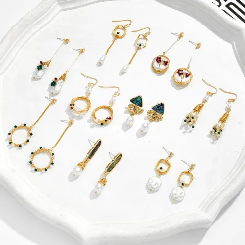 Aretes de perlas de agua dulce de cristal de oro de 14 quilates chapados en oro laminado hechos a mano a la moda