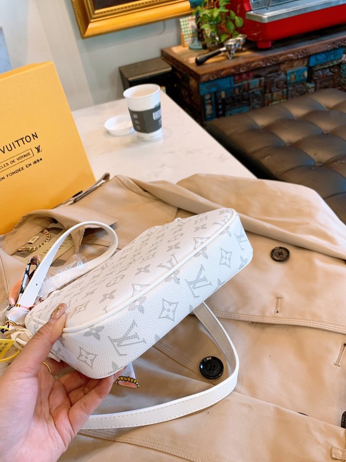 LOUIS VUITTON LB0212005020116 size: 20cm