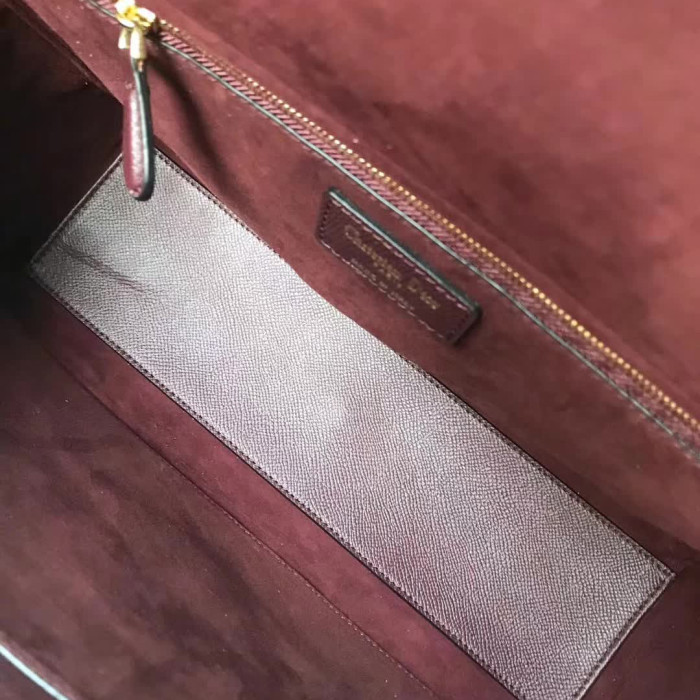 【原版皮】迪奥/Dior 手提包，选用手掌纹小牛皮裁制而成，缀以品牌标识吊坠，搭配宽肩带更有特色，简约时尚