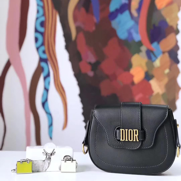 【原版皮】迪奥/Dior 肩背包，选用小牛皮裁制而成，饰以品牌标识字母锁扣，设计得比其它包更有特色一点，真的特别好看，款号：M6501