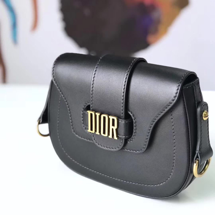 【原版皮】迪奥/Dior 肩背包，选用小牛皮裁制而成，饰以品牌标识字母锁扣，设计得比其它包更有特色一点，真的特别好看，款号：M6501