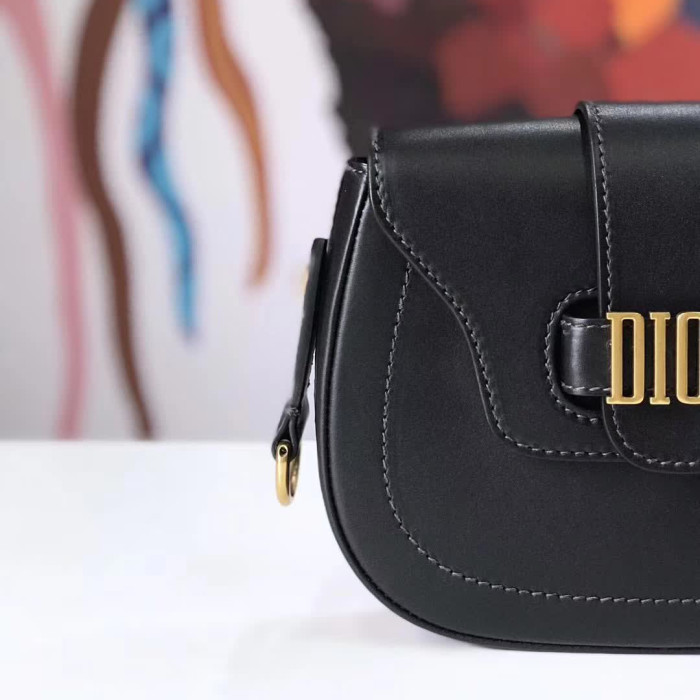 【原版皮】迪奥/Dior 肩背包，选用小牛皮裁制而成，饰以品牌标识字母锁扣，设计得比其它包更有特色一点，真的特别好看，款号：M6501