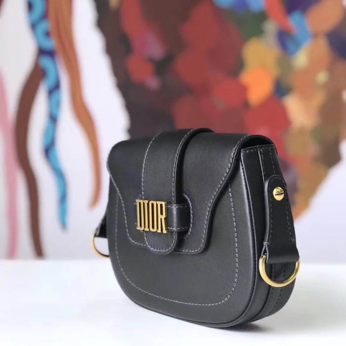 【原版皮】迪奥/Dior 肩背包，选用小牛皮裁制而成，饰以品牌标识字母锁扣，设计得比其它包更有特色一点，真的特别好看，款号：M6501