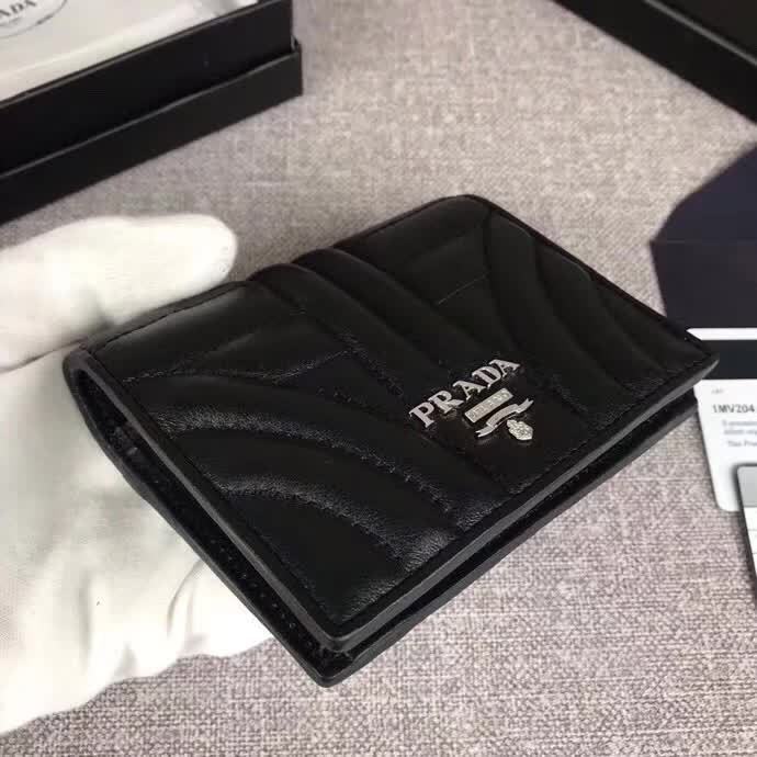 【原版皮】普拉达/Prada 短款钱夹，选用纳帕牛皮裁制而成，点缀散字唛徽标，精湛走线均匀整齐，款号：1MV204