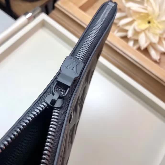 【原版皮】路易威登/LV POCHETTE APOLLO 手袋，由格外柔软的黑色Monogram Shadow小牛皮裁制而成，饰有标志性的Monogram压纹，是携带文件等私人物品的优雅之选，款号：M62903