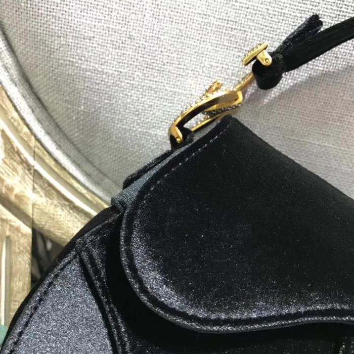 【原版皮】迪奥/Dior 马鞍包，选用丝绒材质精制而成，饰有bling bling超级闪的钻扣，富有时尚气息，彰显出自由与独特个性，不规则包型，看起来帅气又低调，款号：M0447