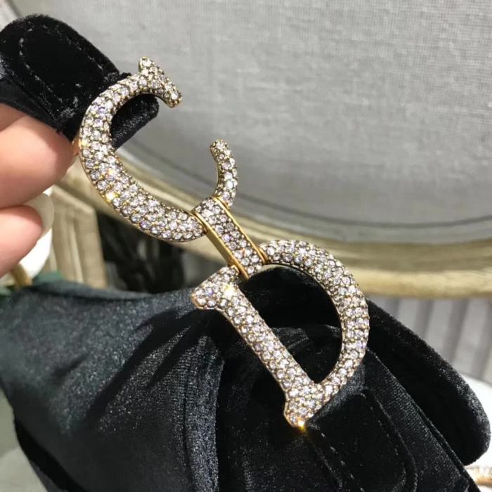 【原版皮】迪奥/Dior 马鞍包，选用丝绒材质精制而成，饰有bling bling超级闪的钻扣，富有时尚气息，彰显出自由与独特个性，不规则包型，看起来帅气又低调，款号：M0447