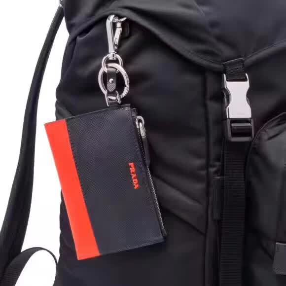 【原版皮】普拉达/Prada 钥匙包，车钥匙包，选用十字纹小牛皮拼色，男女通用款，最主要是可以挂在背包上，时尚前卫，款号：1TT080
