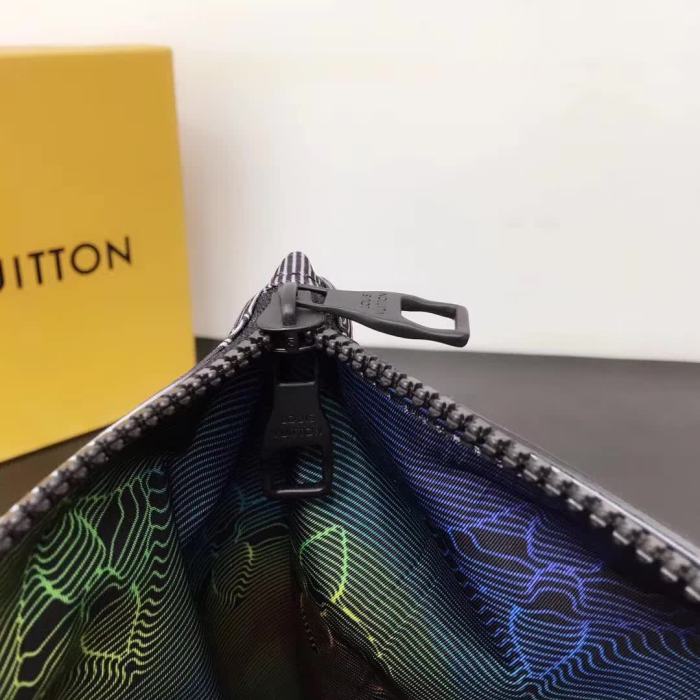 【原版皮】路易威登/LV 2054 系列双面手拿包，其外观可在 Monogram 压纹与彩虹 Monogram 印花之间随心转换，另有充裕容量收纳日常出行所需，款号：M68777