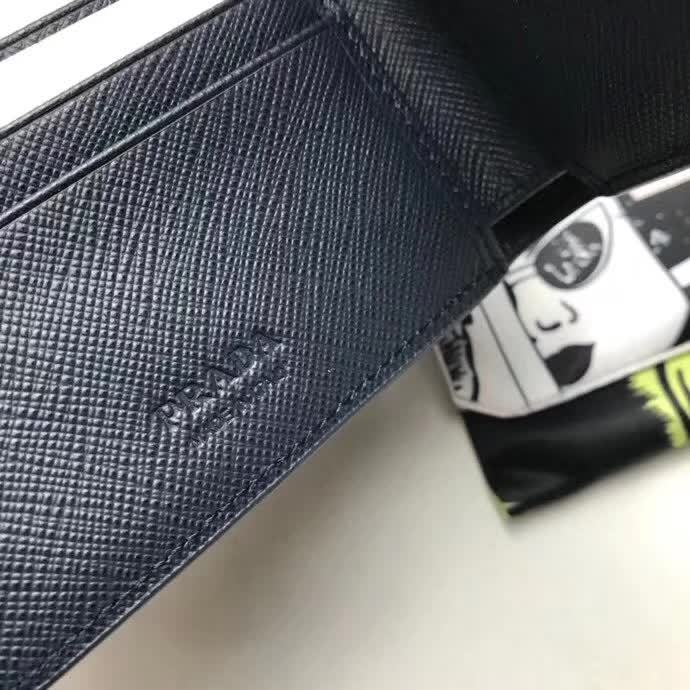 【原版皮】普拉达/Prada 短款钱夹，选用十字纹小牛皮镶嵌彩带鳄鱼纹裁制而成，经典之作，简单时尚，款号：2M0513