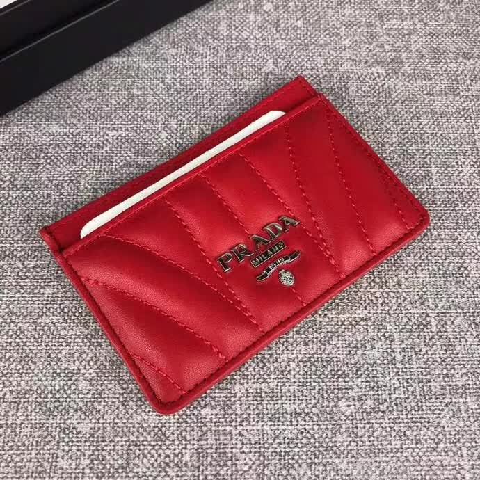 【原版皮】普拉达/Prada 卡夹，选用纳帕牛皮裁制而成，点缀散字唛徽标，精湛走线均匀整齐，款号：1MC208