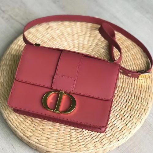 【原版皮】迪奥/Dior 30 MONTAIGNE手袋，选用牛皮裁制而成，饰以标志性“CD”字母锁扣，背面点缀30 Montaigne立体压印装饰，款号：M9203