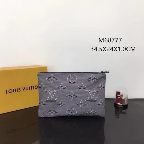 【原版皮】路易威登/LV 2054 系列双面手拿包，其外观可在 Monogram 压纹与彩虹 Monogram 印花之间随心转换，另有充裕容量收纳日常出行所需，款号：M68777
