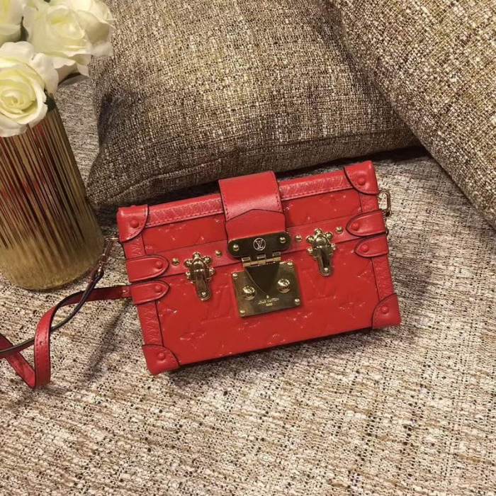【原版皮】路易威登/LV Petite Malle 手袋，选用 Monogram Vernis 压纹漆皮，塑造袖珍行李箱的内涵与晚间场合的魅力，调节肩带，肩背或斜挎皆宜，拆卸肩带，即刻化身手拿包，‌款号：M54181
