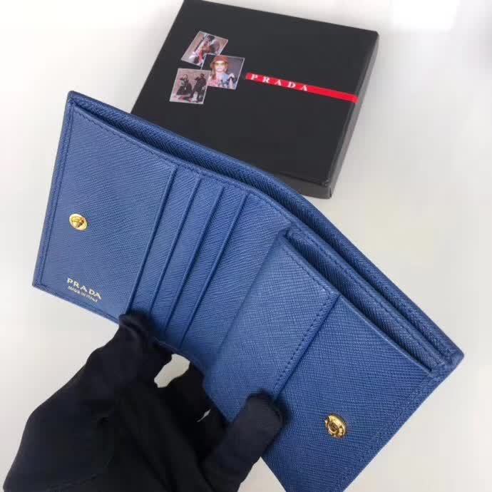 【原版皮】普拉达/Prada 短款钱夹，选用十字纹小牛皮裁制而成，点缀金色散字唛徽标，简单实用，提升个人品味的一款，款号：1M0204