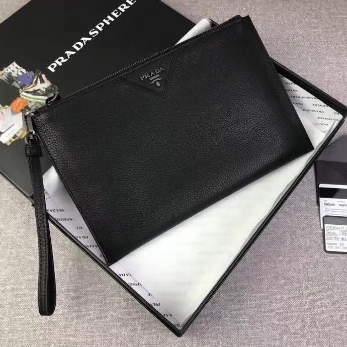 【原版皮】普拉达/Prada 男士手包，选用十字纹小牛皮裁制而成，正面点缀品牌三角散字徽标，款号：2NG05V