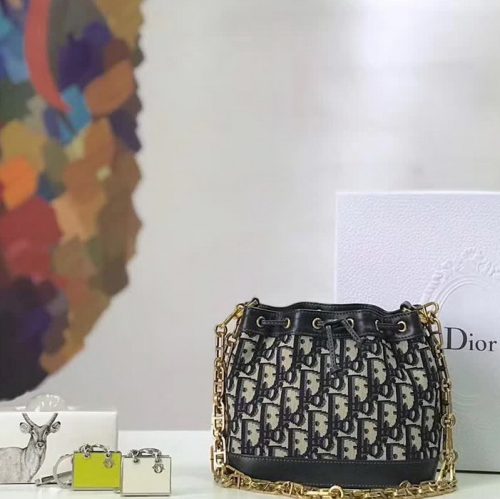 【原版皮】迪奥/Dior 水桶包，选用Oblique提花帆布搭配同色系牛皮皮革裁制而成，简约时尚，看起来帅气又低调