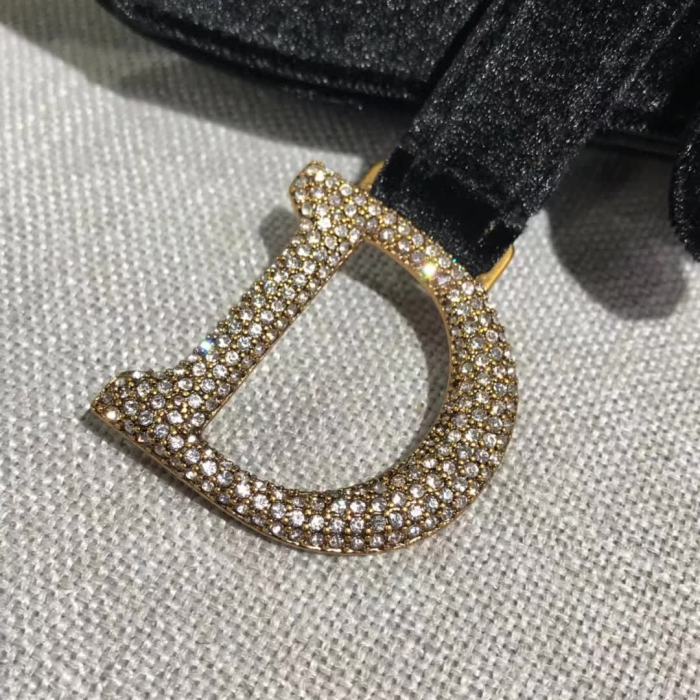 【原版皮】迪奥/Dior 马鞍包，选用丝绒材质精制而成，饰有bling bling超级闪的钻扣，富有时尚气息，彰显出自由与独特个性，不规则包型，看起来帅气又低调，款号：M0447