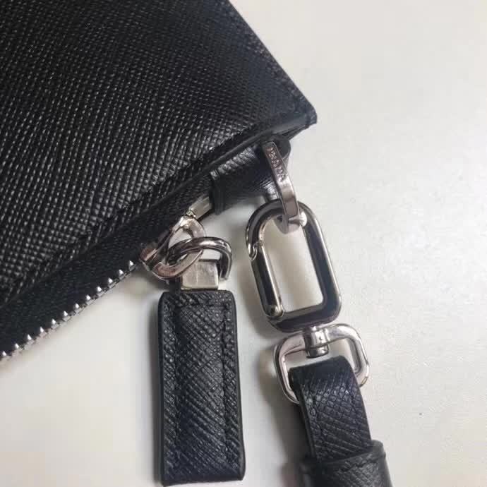 【原版皮】普拉达/Prada 男士手包，选用十字纹小牛皮裁制而成，正面点缀最新品牌丝印徽标，款号：2NG005