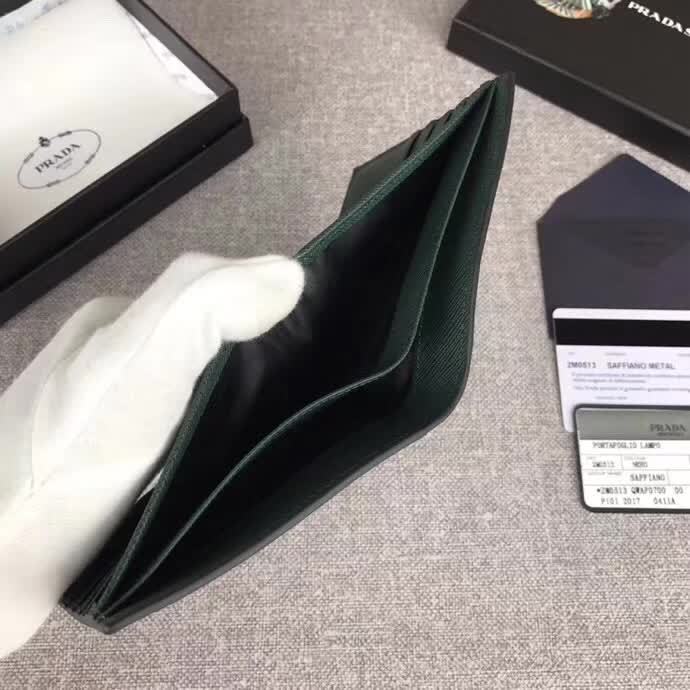【原版皮】普拉达/Prada 短款钱夹，选用十字纹小牛皮裁制而成，边角点缀三角散字唛标识，精湛走线均匀整齐，做工精湛，款号：2M0513