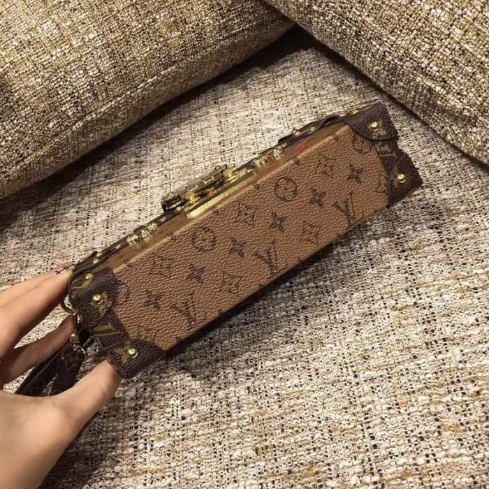 【原版皮】路易威登/LV Petite Malle 手袋，经典构型，选用 Monogram Reverse 帆布，金色锁扣与饰件，乃至重现品牌传统图案的羊皮内衬，搭配丝滑小牛皮饰边，经由工艺呈现时尚‘袖珍硬箱’，‌款号：M44154