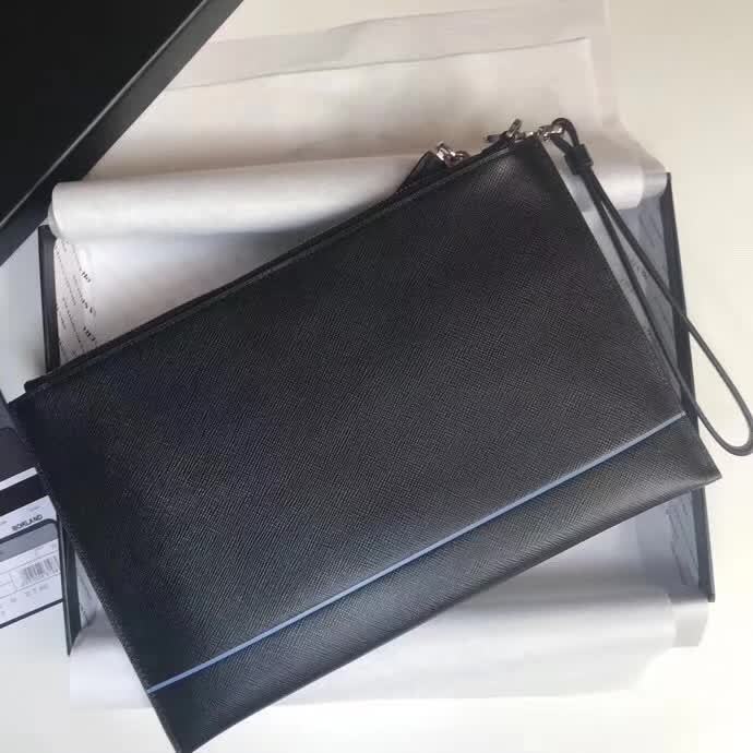 【原版皮】普拉达/Prada 男士手包，选用十字纹小牛皮裁制而成，正面点缀最新品牌丝印徽标，款号：2NG005