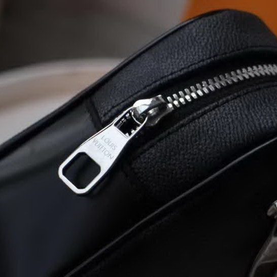 【原版皮】路易威登/LV KASAI手包，采用标志性Damier Graphite涂层帆布裁制而成，既可夹于手臂内侧，亦可通过包带系于腕间，款号：N41663