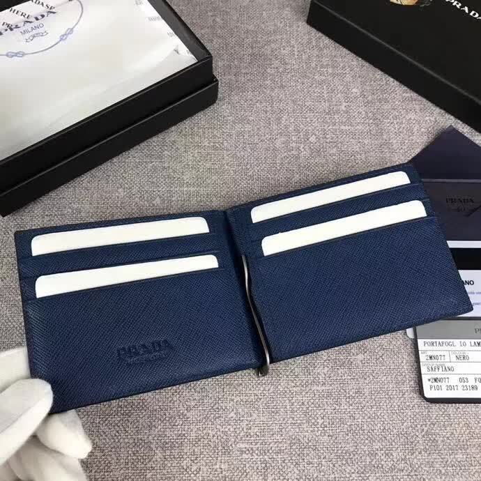 【原版皮】普拉达/Prada 金属钱夹，选用十字纹小牛皮裁制而成，边角饰拼接对比色皮革点缀散字唛，款号：2MN077