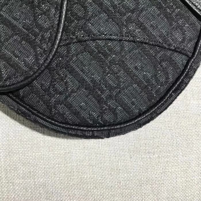 【原版皮】迪奥/Dior 马鞍包，选用Oblique黑色提花帆布搭配黑色粒面牛皮裁制而成，饰有Christian Dior带扣细节，看起来帅气又低调，款号：M093