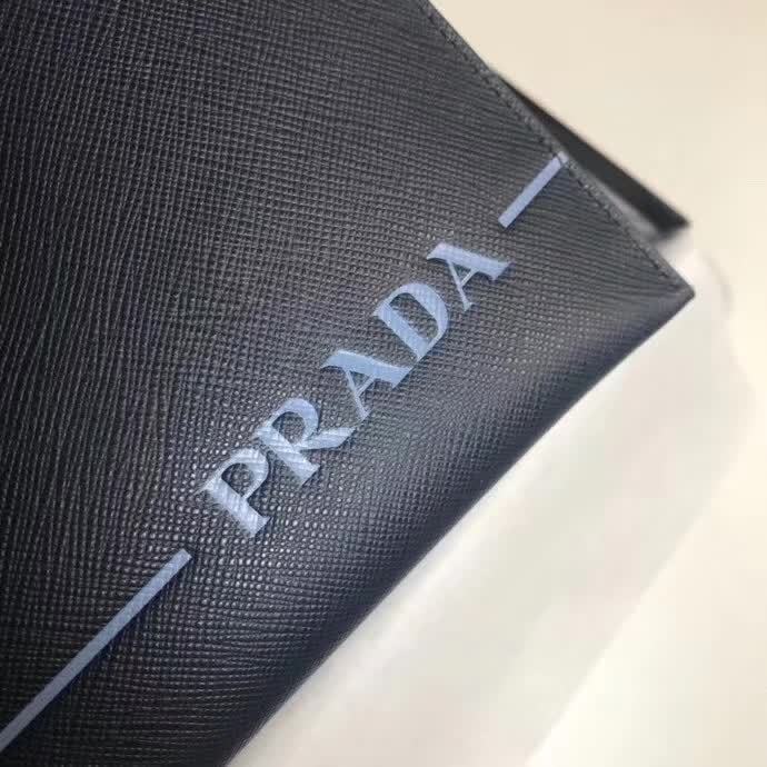 【原版皮】普拉达/Prada 男士手包，选用十字纹小牛皮裁制而成，正面点缀最新品牌丝印徽标，款号：2NG005