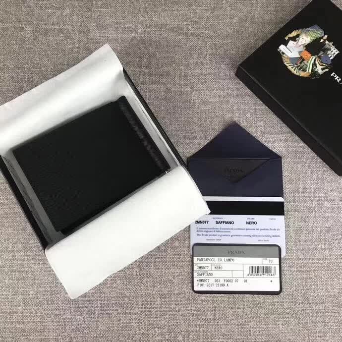 【原版皮】普拉达/Prada 金属钱夹，选用十字纹小牛皮裁制而成，边角饰拼接对比色皮革点缀散字唛，款号：2MN077