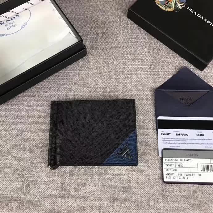 【原版皮】普拉达/Prada 金属钱夹，选用十字纹小牛皮裁制而成，边角饰拼接对比色皮革点缀散字唛，款号：2MN077