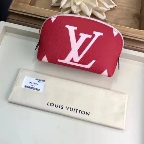 【原版皮】路易威登/LV 手包，选用两种色彩鲜明的Monogram帆布制成，缀以特大的Monogram花卉图案和LV标志，小巧别致的尺寸适合放于各种手袋，款号：M67694