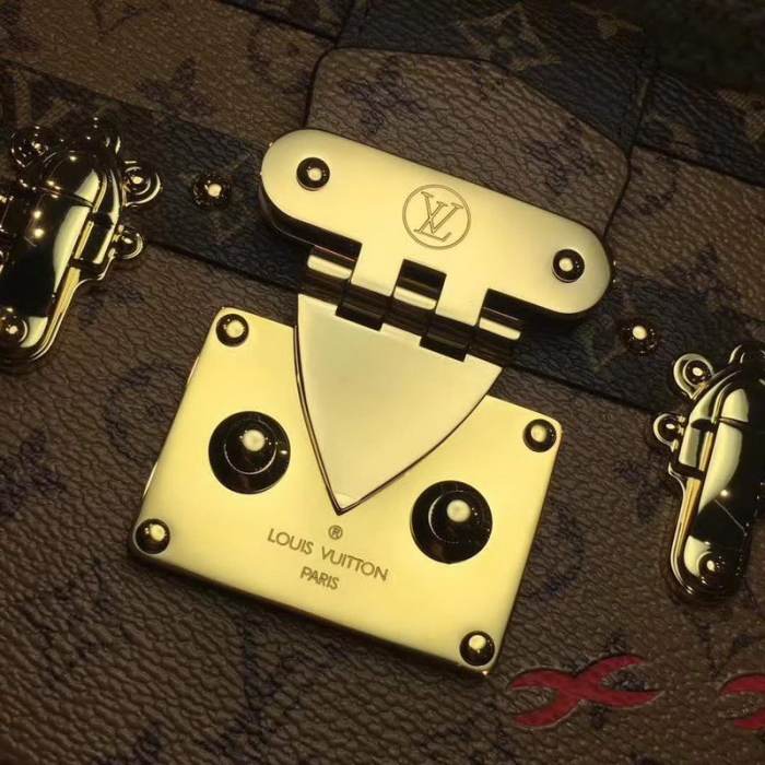 【原版皮】路易威登/LV Petite Malle 手袋，经典构型，选用 Monogram Reverse 帆布，金色锁扣与饰件，乃至重现品牌传统图案的羊皮内衬，搭配丝滑小牛皮饰边，经由工艺呈现时尚‘袖珍硬箱’，‌款号：M44154