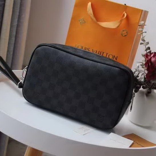 【原版皮】路易威登/LV KASAI手包，采用标志性Damier Graphite涂层帆布裁制而成，既可夹于手臂内侧，亦可通过包带系于腕间，款号：N41663