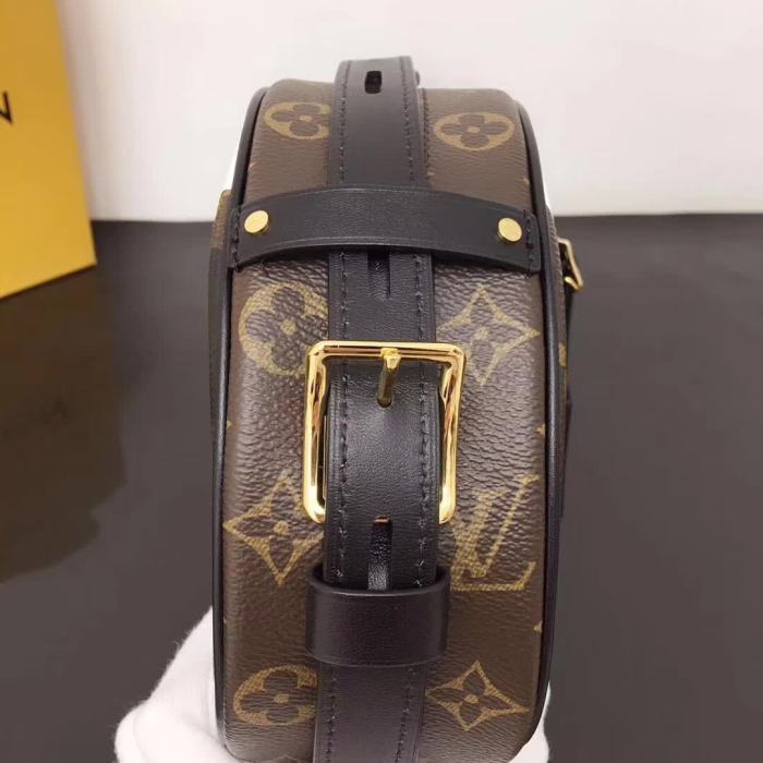 【原版皮】路易威登/LV Boite Chapeau Souple 手袋，英雄联盟胶囊系列，Monogram 帆布渲染英雄主题迷彩，以“小帽盒”的崭新面貌诠释电竞世界与 Nicolas Ghesquière 标志性美学的交融，款号：M45095