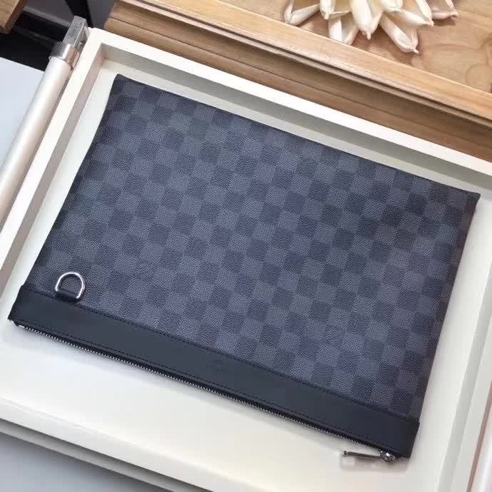 【原版皮】路易威登/LV POCHETTE APOLLO 手袋，采用Damier Graphite帆布搭配Taiga皮革精心裁制而成，充满工艺质感的运动风格设计，款号：M62291