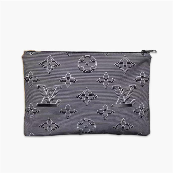【原版皮】路易威登/LV 2054 系列双面手拿包，其外观可在 Monogram 压纹与彩虹 Monogram 印花之间随心转换，另有充裕容量收纳日常出行所需，款号：M68777