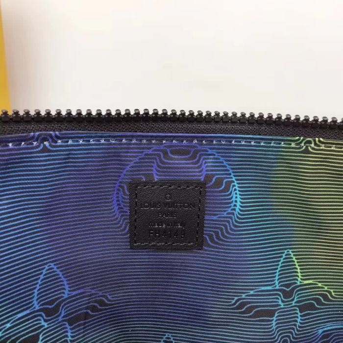 【原版皮】路易威登/LV 2054 系列双面手拿包，其外观可在 Monogram 压纹与彩虹 Monogram 印花之间随心转换，另有充裕容量收纳日常出行所需，款号：M68777